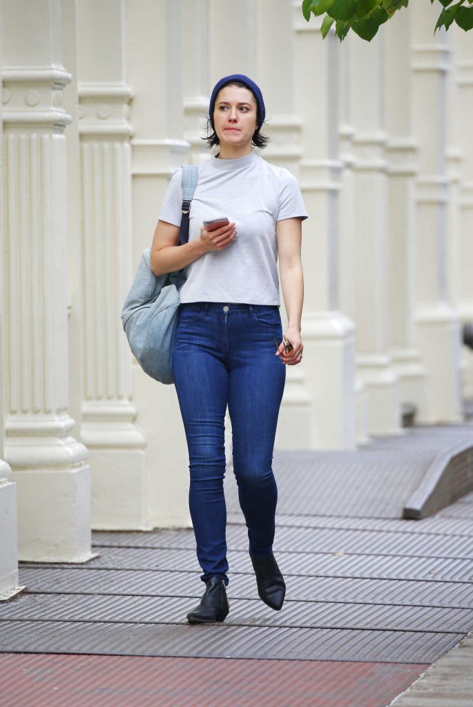 Mary Elizabeth Winstead in a Blue Slim Jeans