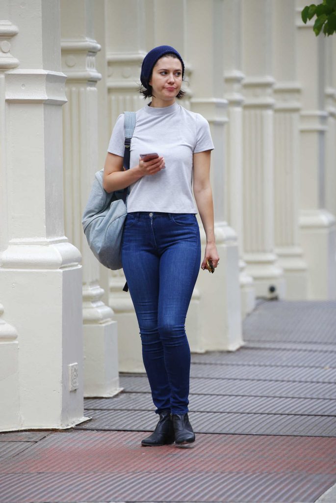 Mary Elizabeth Winstead in a Blue Slim Jeans