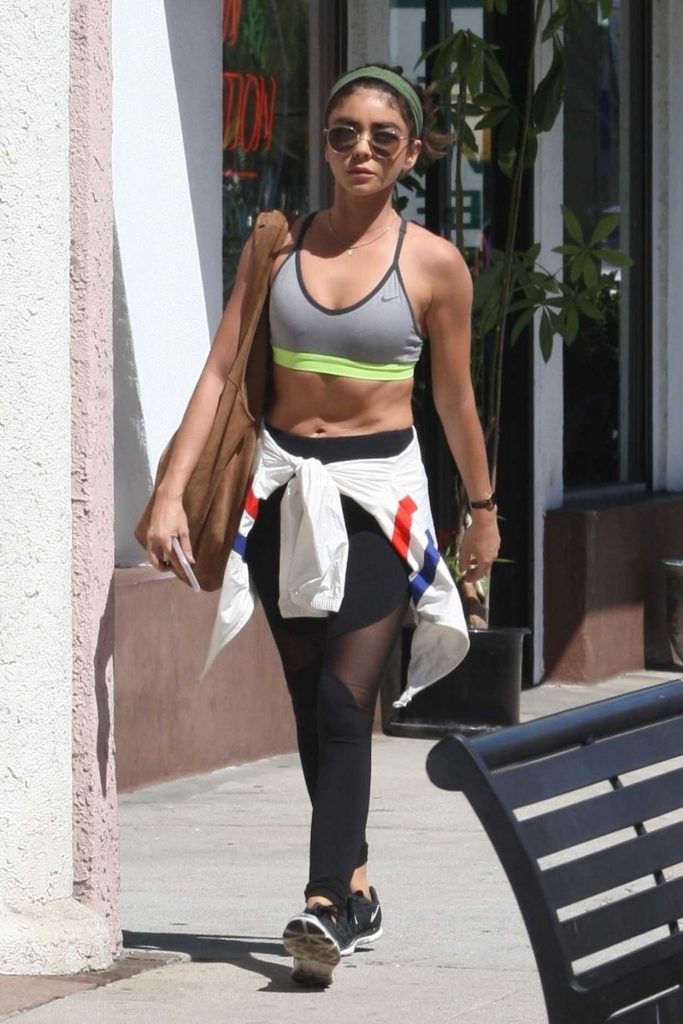 Sarah Hyland in a Gray Sports Top