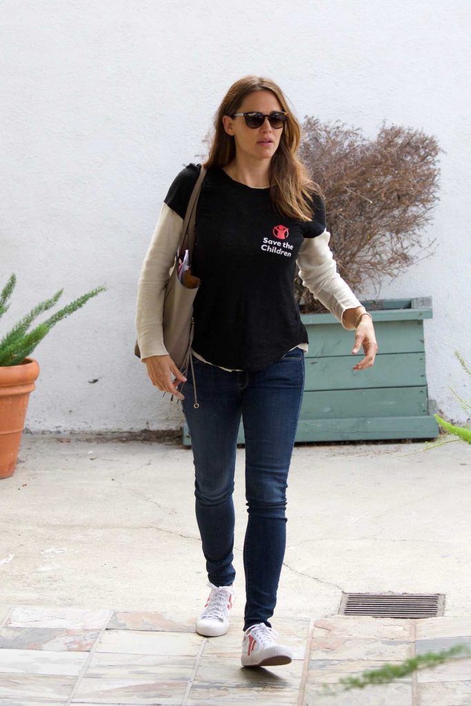 Jennifer Garner in a Blue Slim Jeans