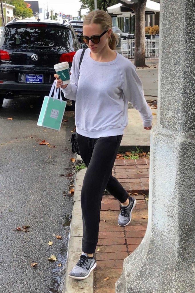 Amanda Seyfried in a Gray Long Sleeves T-Shirt