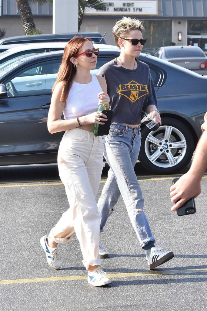 Kristen Stewart in a Gray Cropped T-Shirt