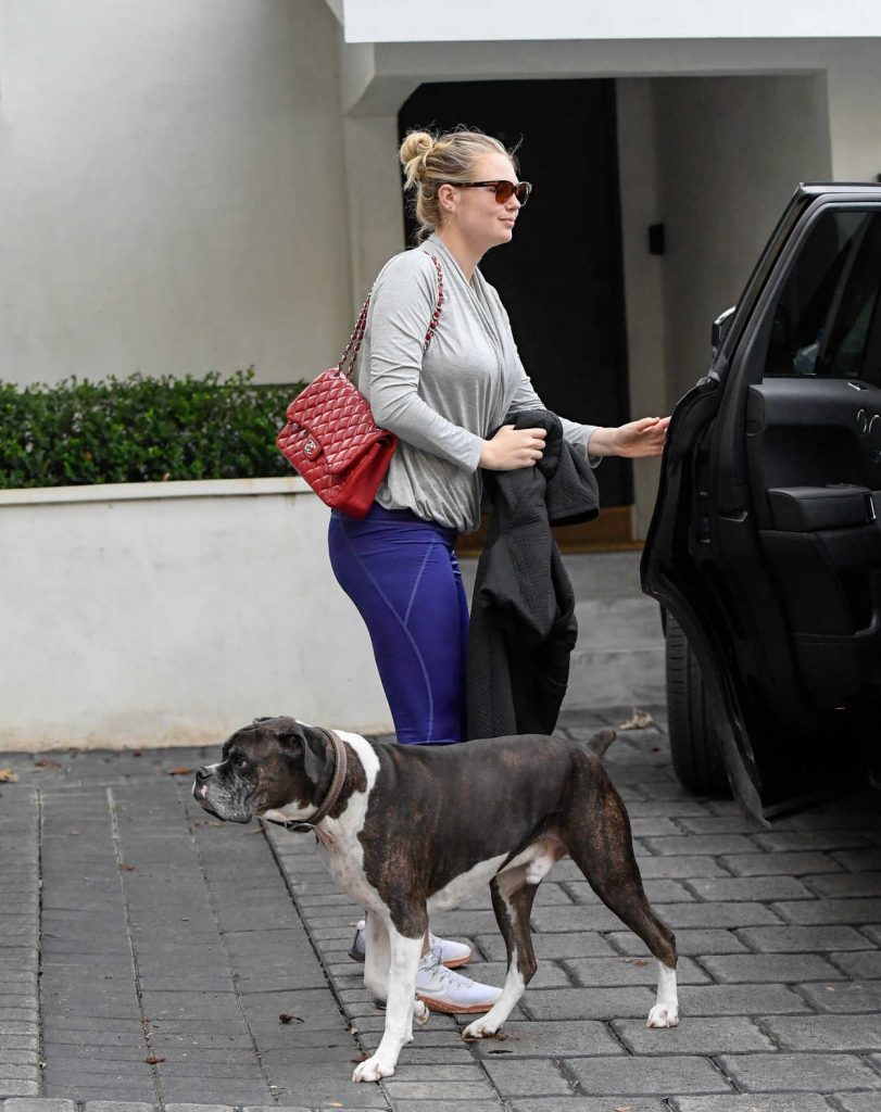 Kate Upton in a Gray Long Sleeves T-Shirt