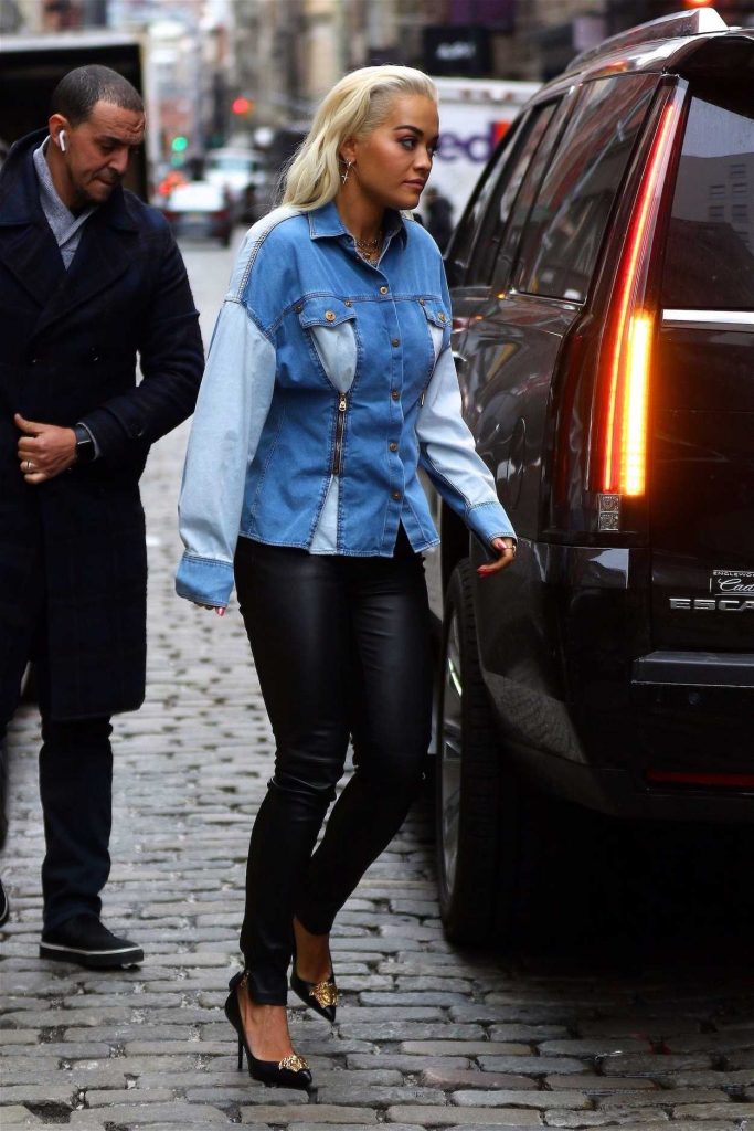 Rita Ora in a Slim Black Pants