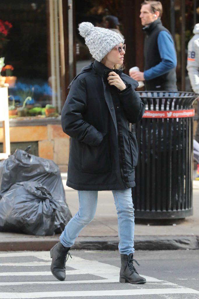 Amanda Seyfried in a Gray Knit Hat