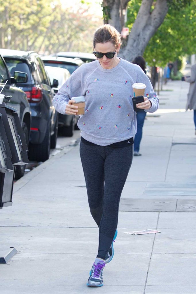 Jennifer Garner in a Gray Sweatshirt