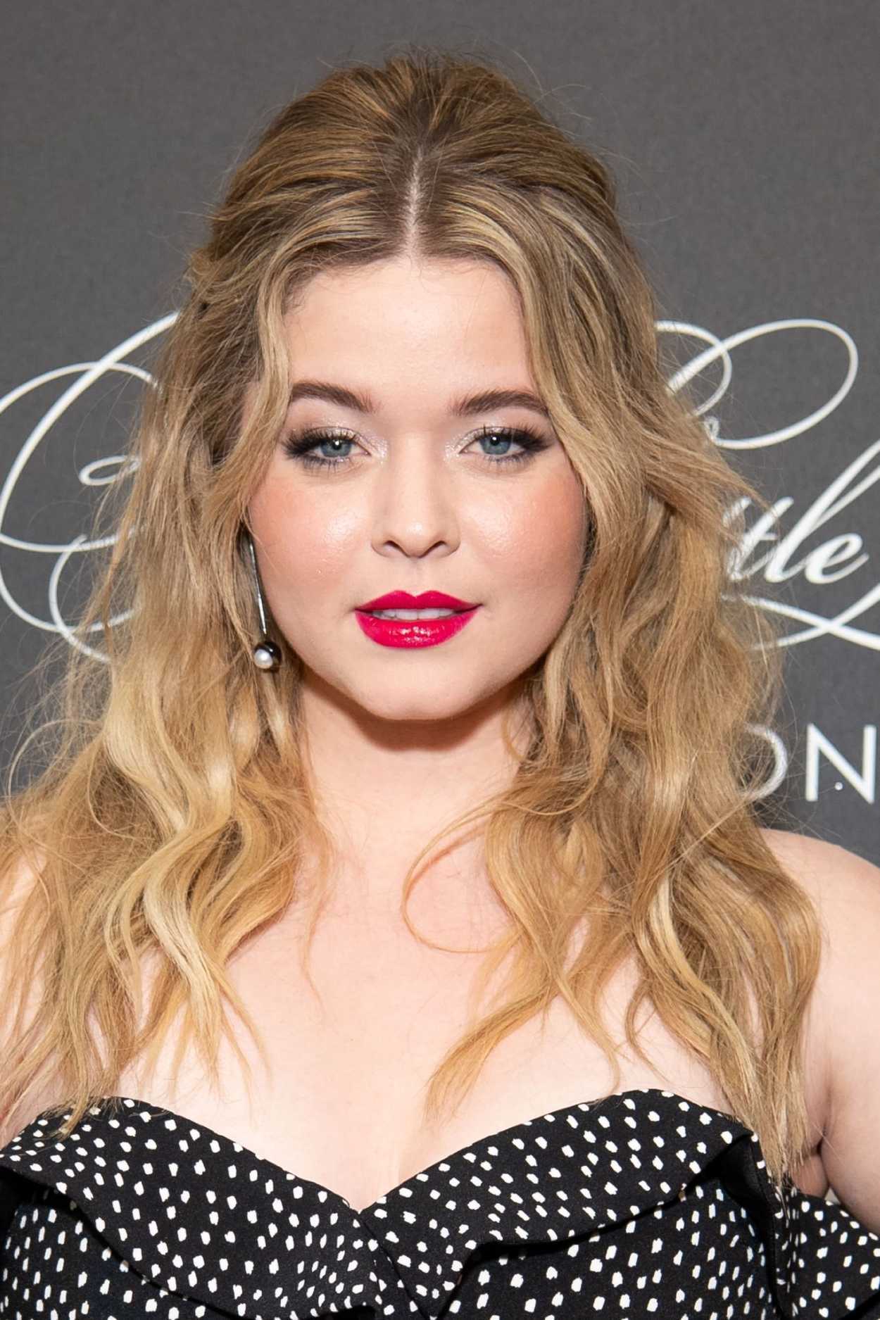 The 23-year-old actress Sasha Pieterse attends the "Pretty Little Liar...
