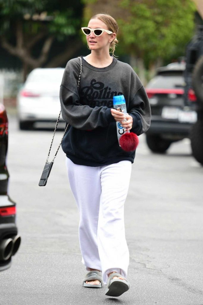 Ashlee Simpson in a Gray Sweatshirt