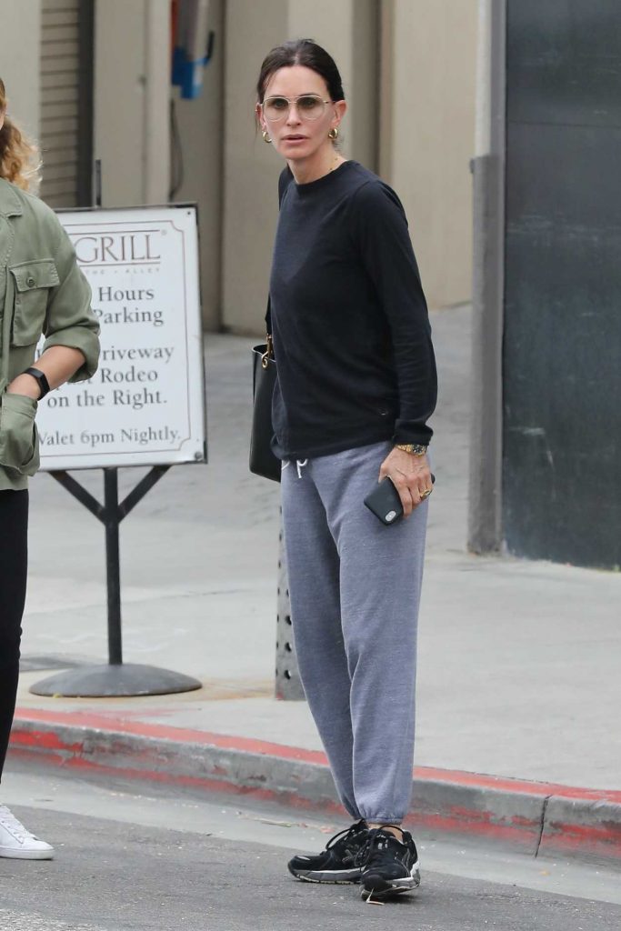 Courteney Cox in a Gray Sweatpants