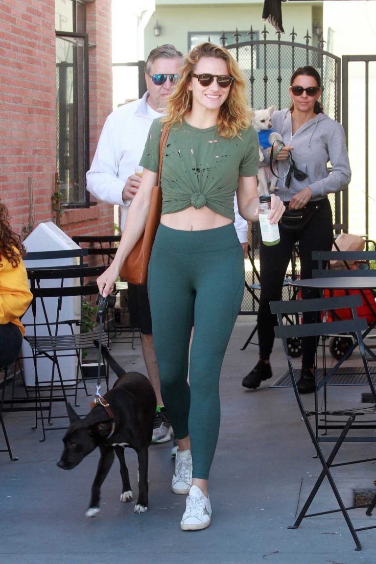 Shantel VanSanten in a Green Leggings Leaves Alfred’s Coffee with Her