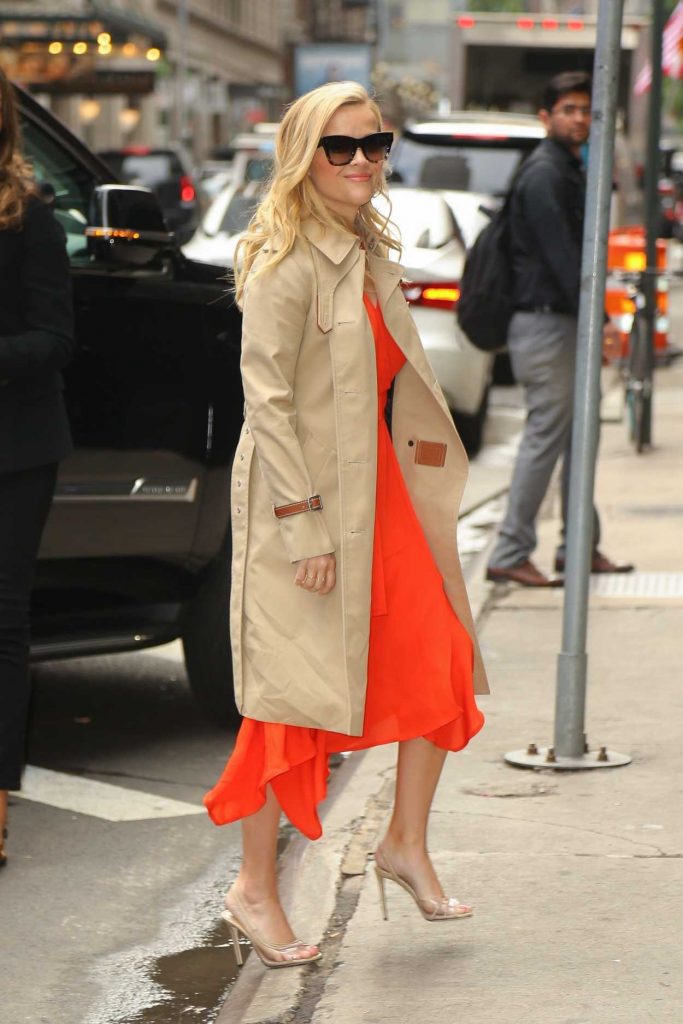 Reese Witherspoon in a Beige Trench Coat