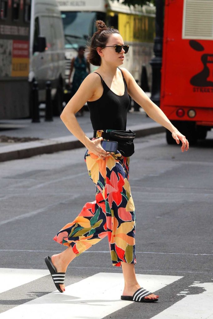 Daisy Ridley in a Floral Print Pants
