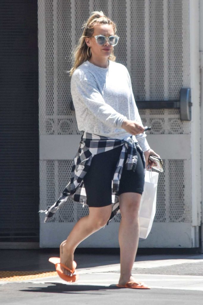 Hilary Duff in a Gray Long Sleeves T-Shirt