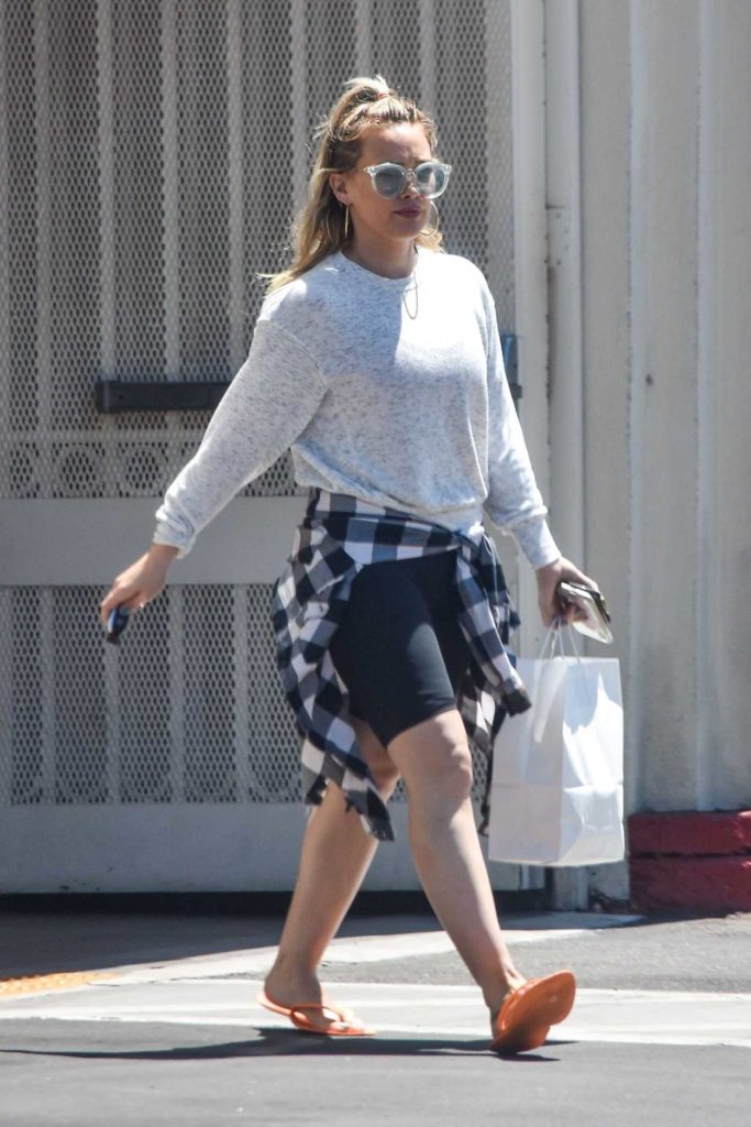 Hilary Duff in a Gray Long Sleeves T-Shirt