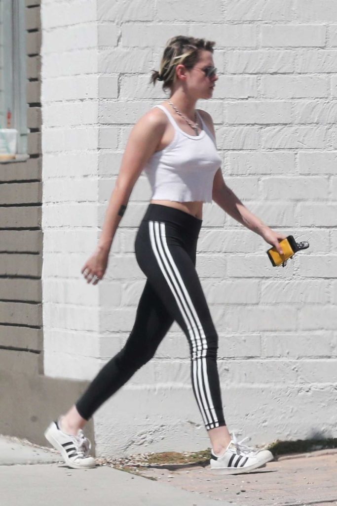 Kristen Stewart in a White Cropped Tank Top Was Seen Out in Los Angeles ...