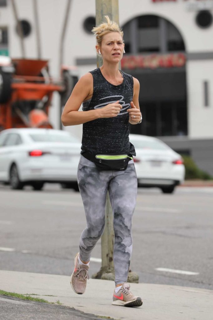 Claire Danes in a Gray Leggings