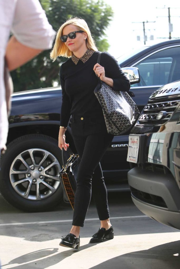 Reese Witherspoon in a Black Pants