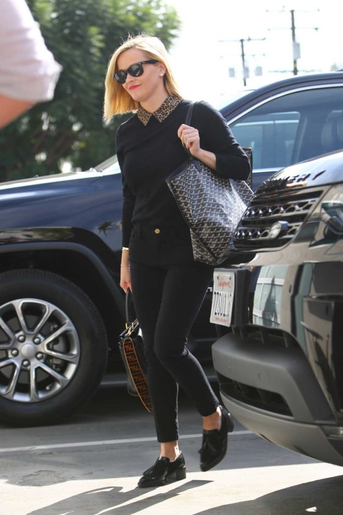 Reese Witherspoon in a Black Pants