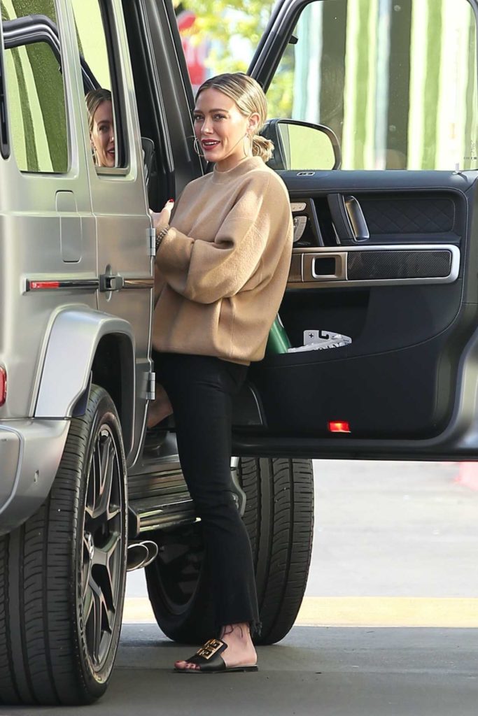 Hilary Duff in a Beige Sweatshirt