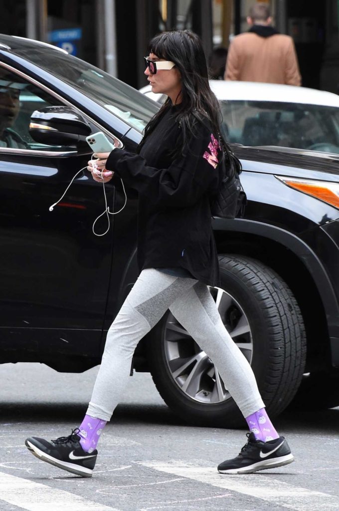 Kesha in a Black Sneakers