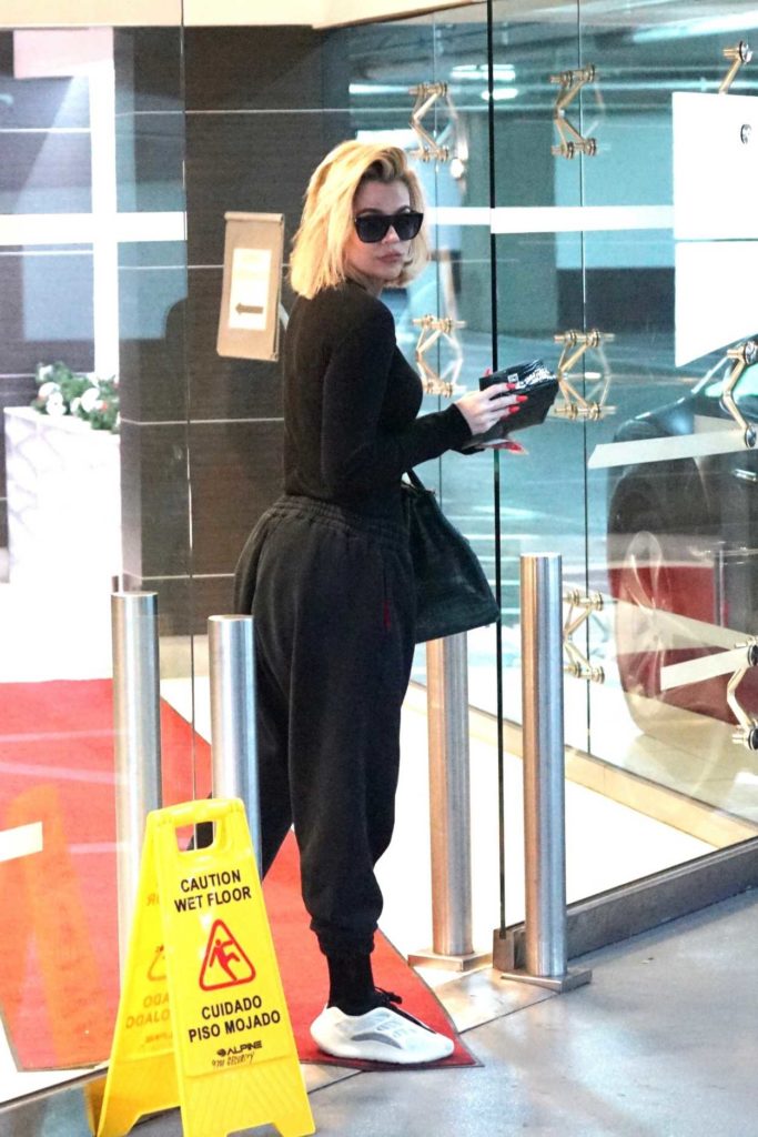 Khloe Kardashian in a Black Sweatpants