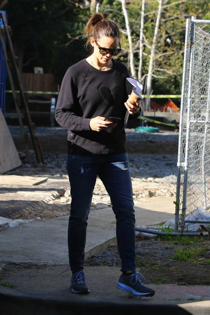 Jennifer Garner in a Black Sweatshirt