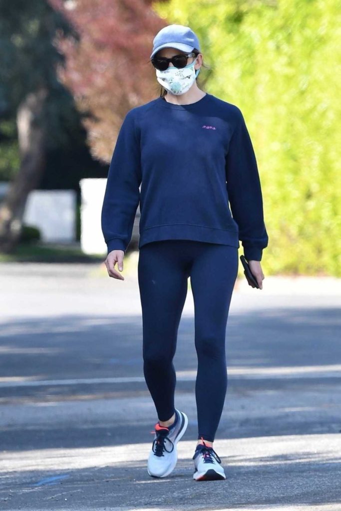 Jennifer Garner in a Blue Leggings