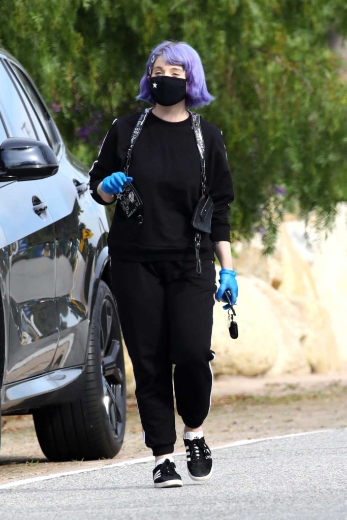 Kelly Osbourne in a Black Face Mask