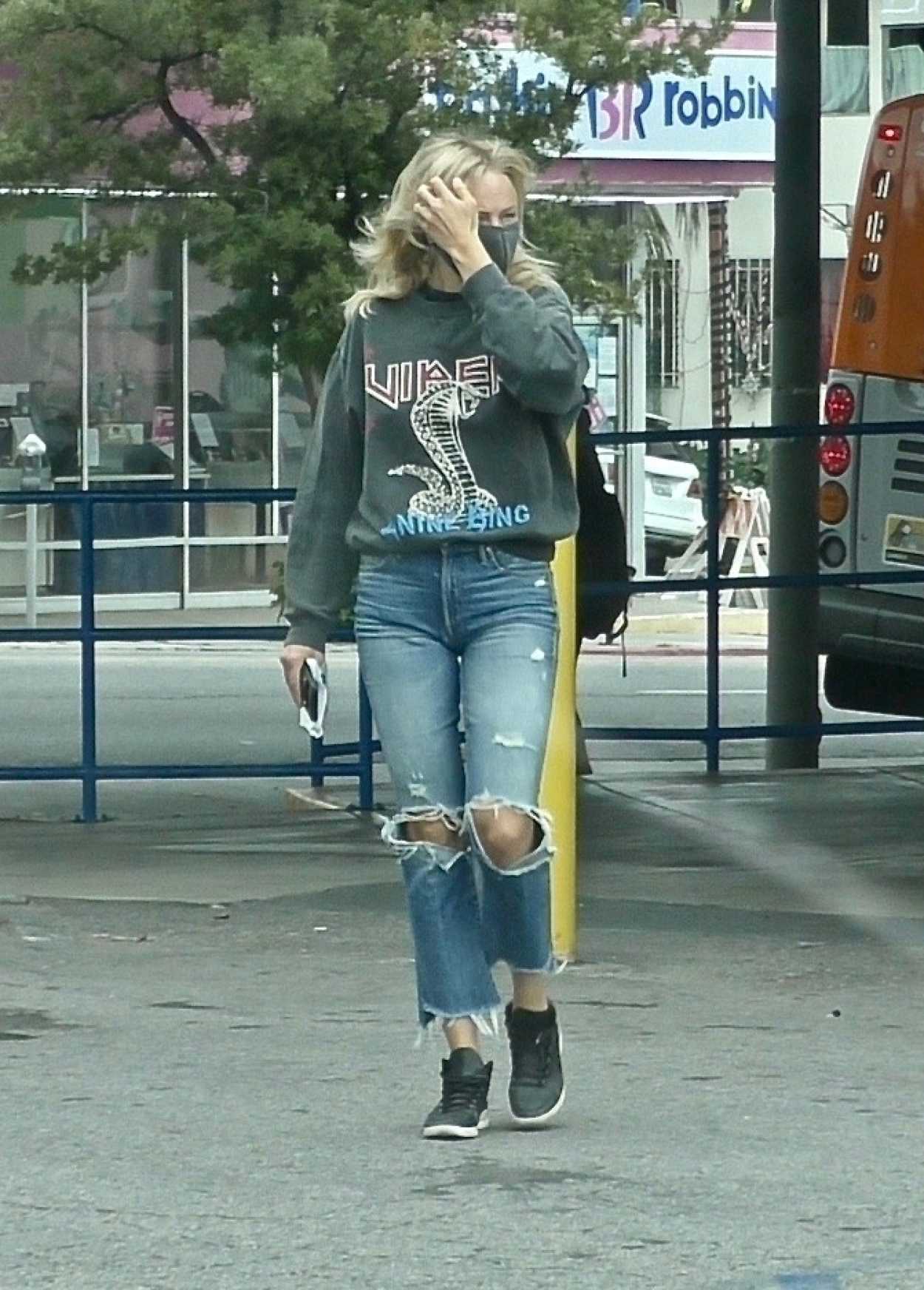 Malin Akerman in a Blue Ripped Jeans Was Seen Out in Angeles 04/20/2020 ...