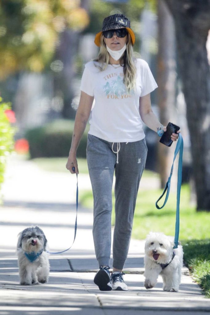 Tish Cyrus in a Gray Sweatpants