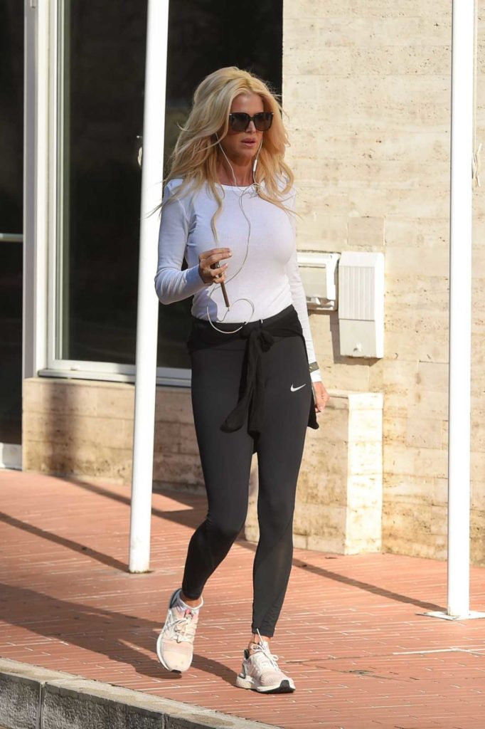 Victoria Silvstedt in a White Long Sleeves T-Shirt