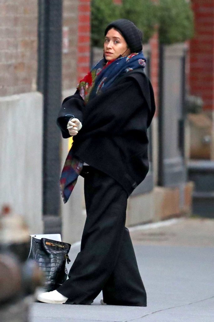 Ashley Olsen in a Black Knit Hat