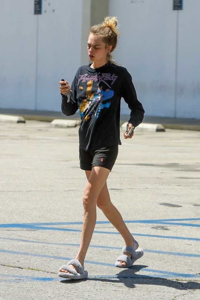 Cara Delevingne in a Black Long Sleeves T-Shirt