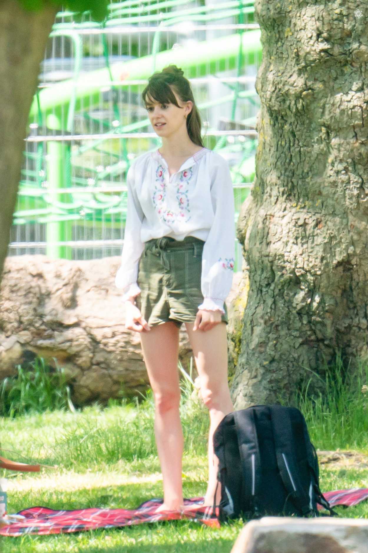 Daisy Edgar-Jones in a Green Shorts Was Seen Out with Her Boyfriend Tom Var...