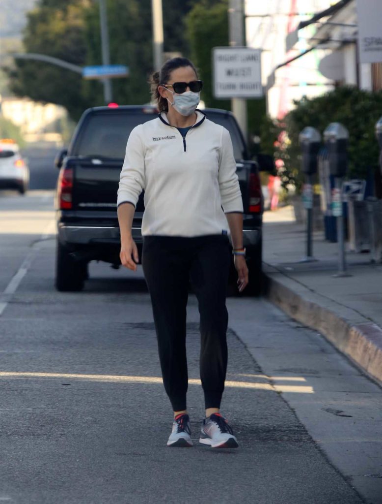 Jennifer Garner in a Black Sweatpants