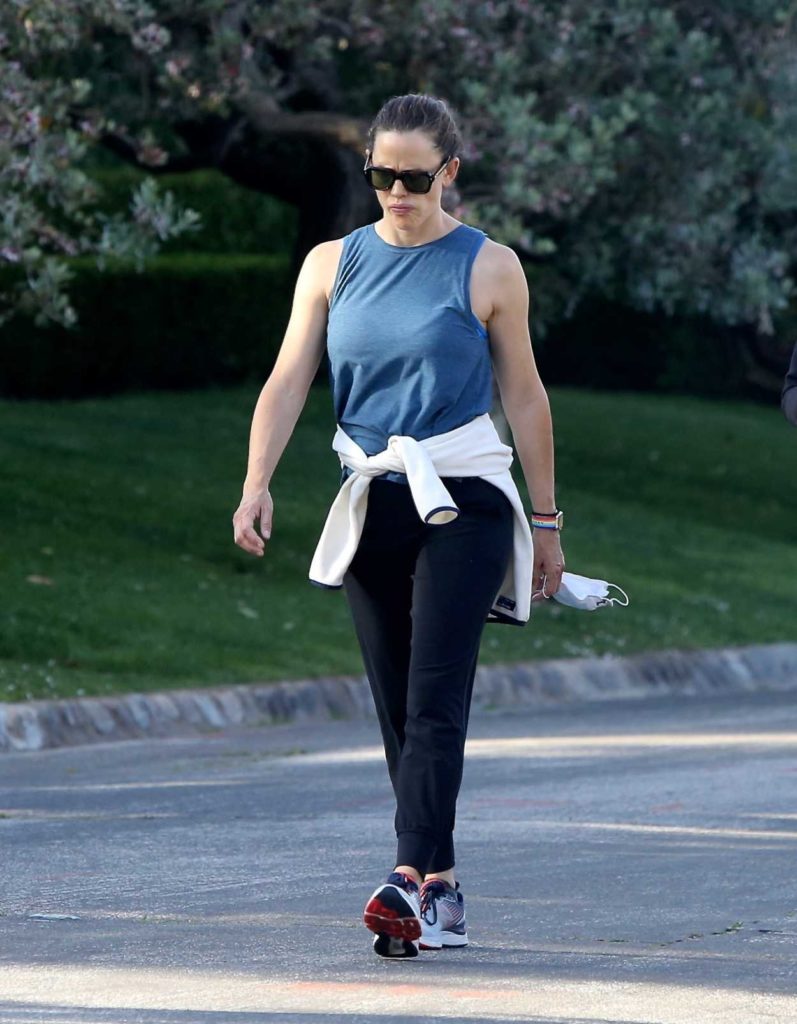 Jennifer Garner in a Black Sweatpants