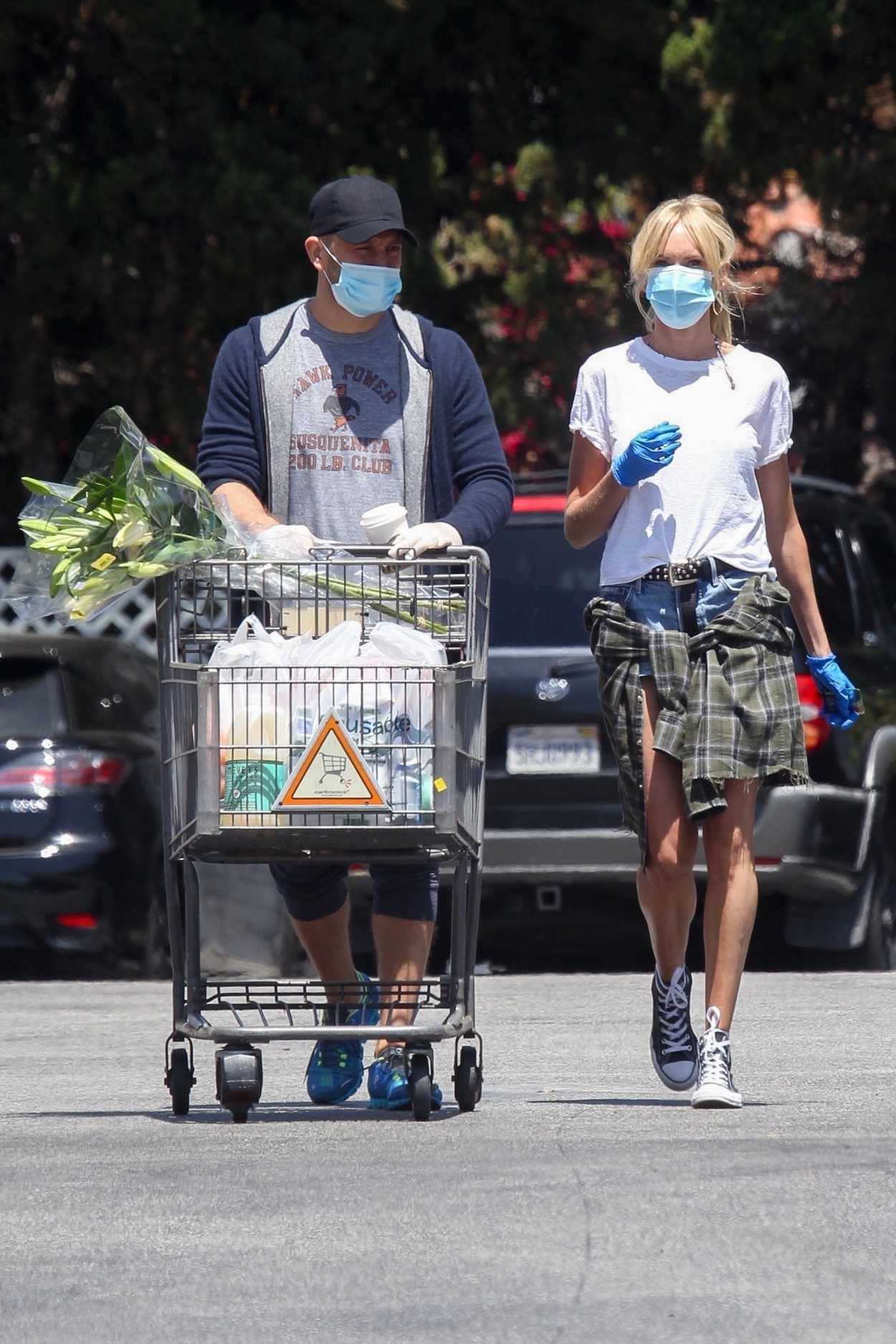 Kimberly Stewart in a Face Mask Shops Out with Jesse Shapira at Bristol Far...