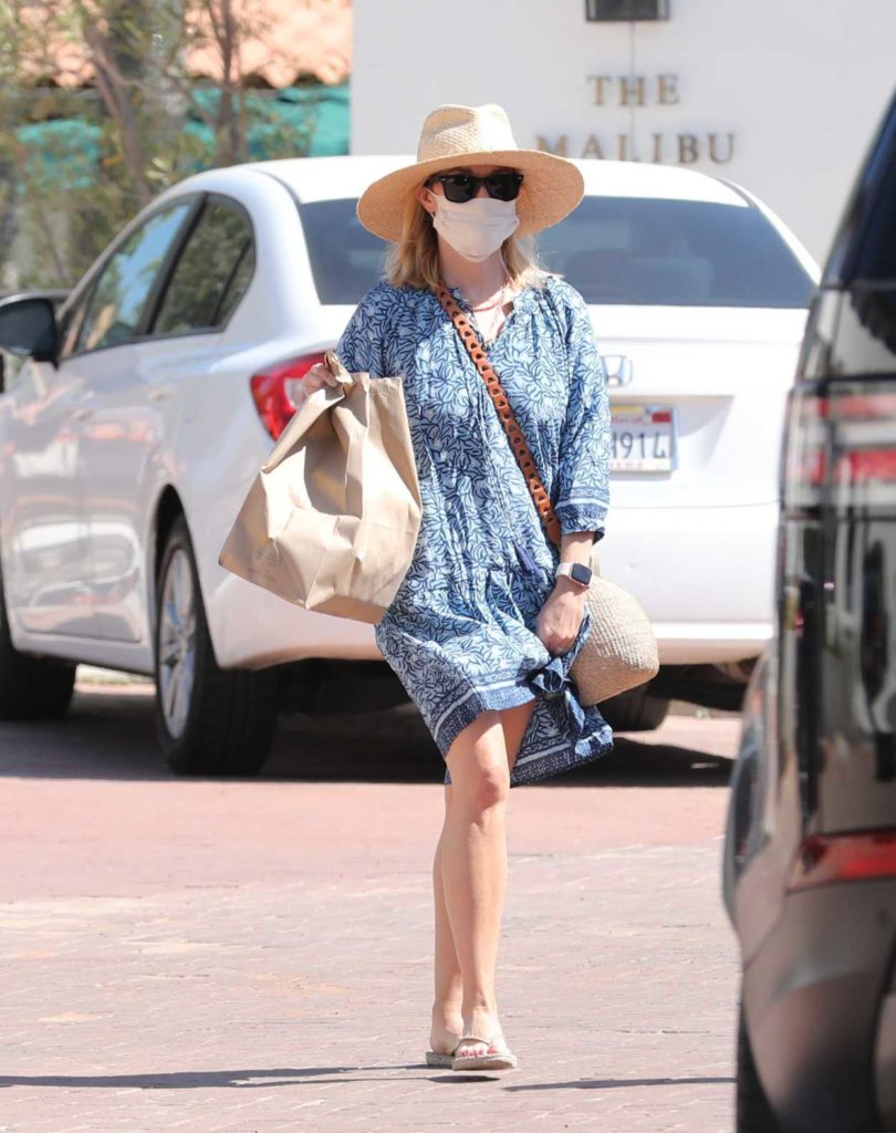 Reese Witherspoon in a Beige Straw Hat