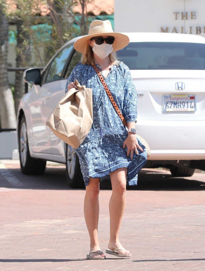 Reese Witherspoon in a Beige Straw Hat
