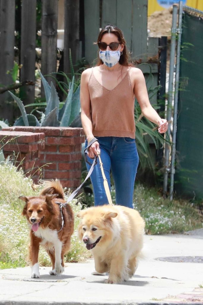 Aubrey Plaza in a Face Mask