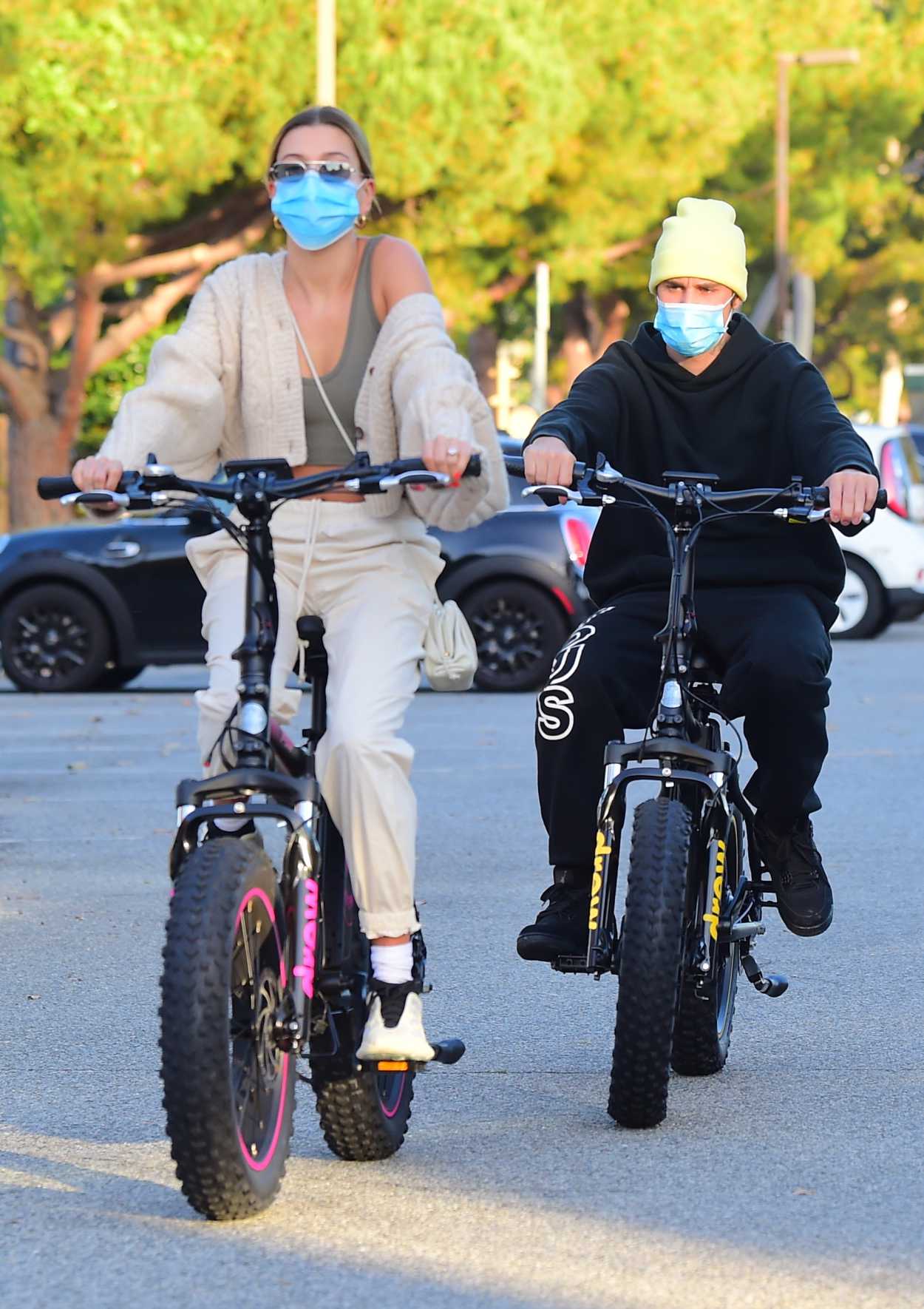 Hailey Bieber in a Protective Mask Does a Bike Ride Out with Justin ...