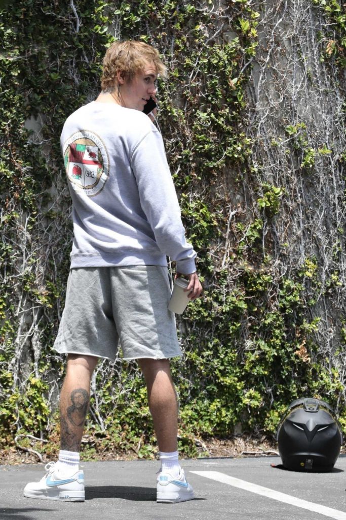 Justin Bieber in a White Nike Sneakers