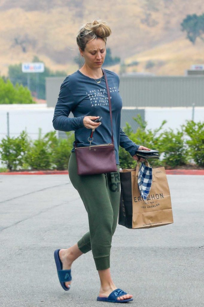 Kaley Cuoco in a Blue Long Sleeves T-Shirt