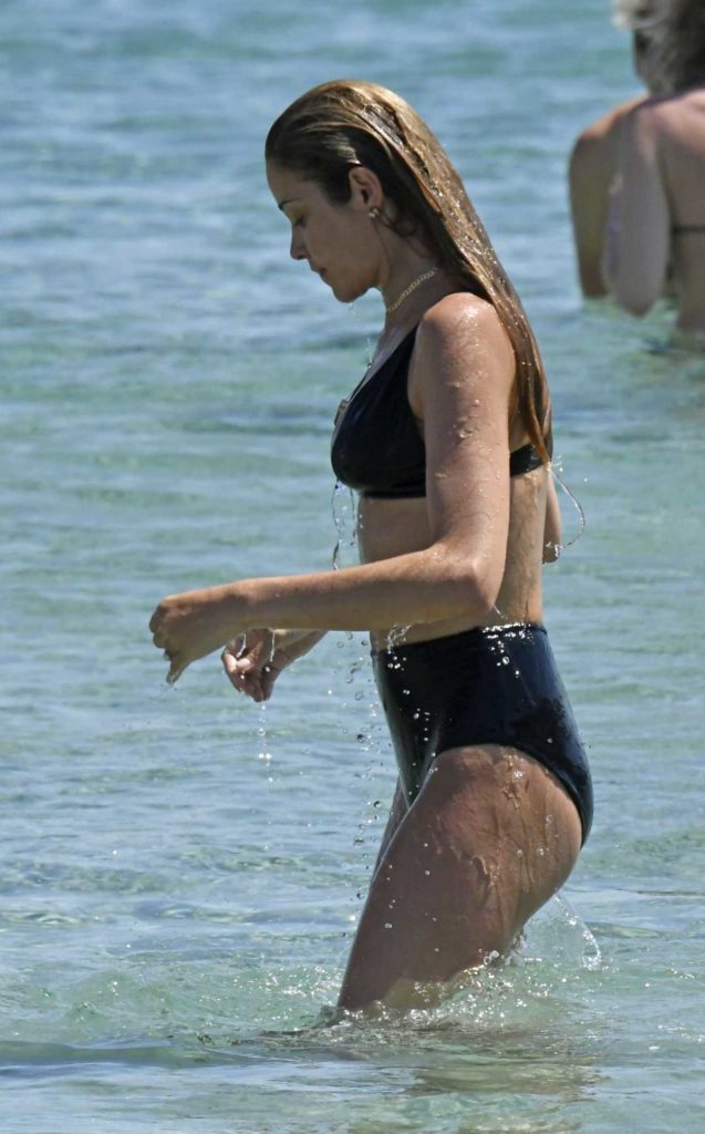 Ana Beatriz Barros in Bikini