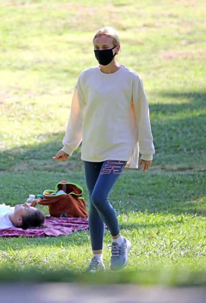 The 44-year-old actress Diane Kruger, who met Norman Reedus during the production of the movie “Sky”, in 2015, in a white sweatshirt enjoys her afternoon with her baby at a park in Los Angeles.