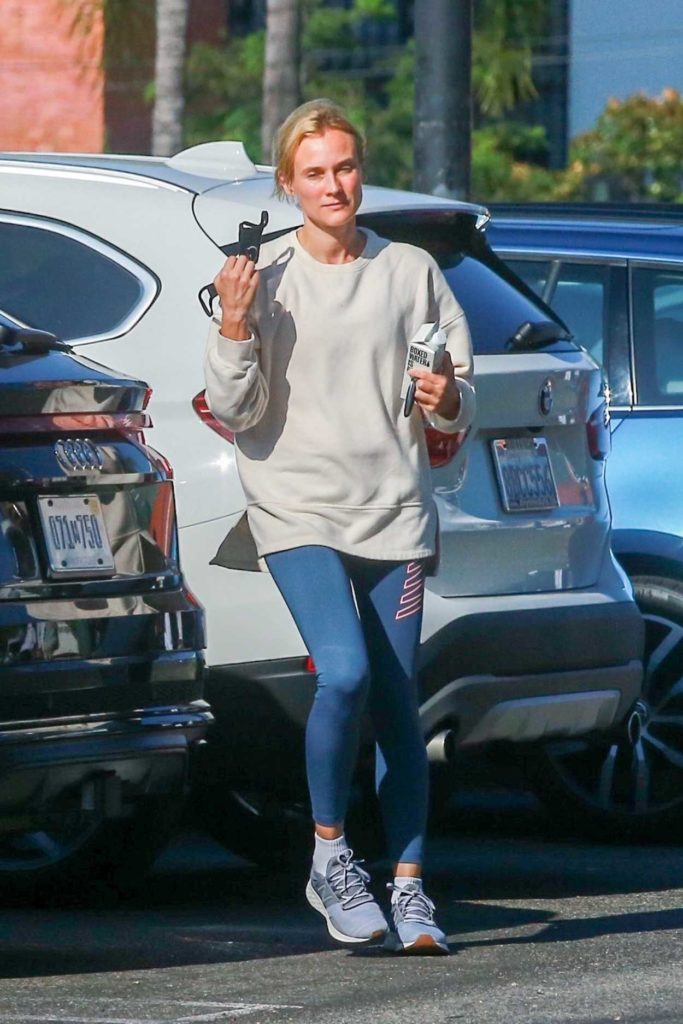The 44-year-old actress Diane Kruger, who met Norman Reedus during the production of the movie “Sky”, in 2015, in a white sweatshirt enjoys her afternoon with her baby at a park in Los Angeles.