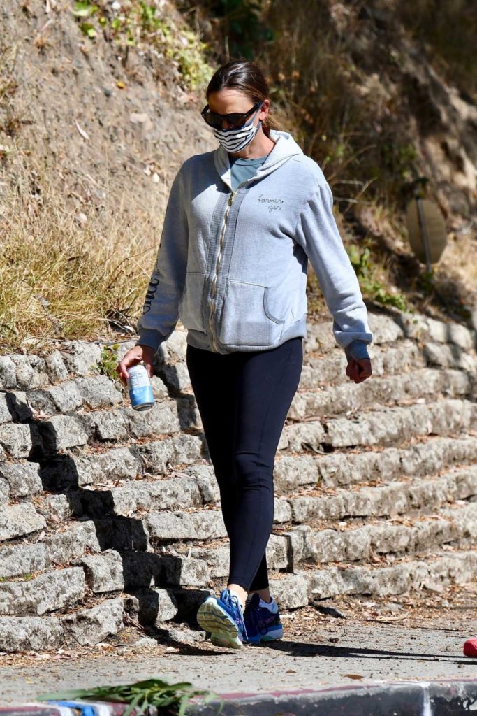 Jennifer Garner in a Gray Hoody