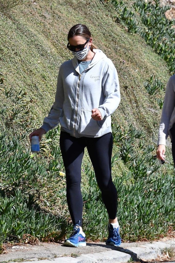 Jennifer Garner in a Gray Hoody