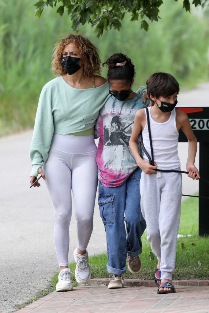 Jennifer Lopez in a White Leggings