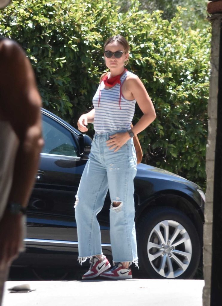 Olivia Wilde in a Blue Ripped Jeans
